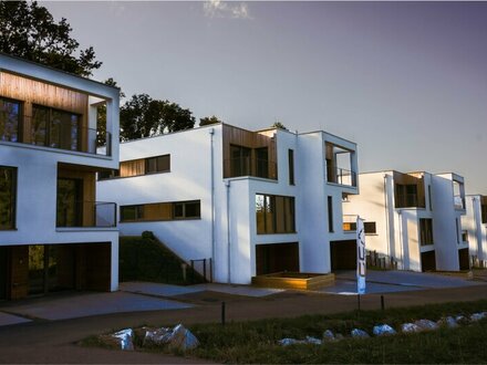 Garden Villas - Architekten-Doppelhaushälfte mit moderner Ausstattung in idylischer Lage