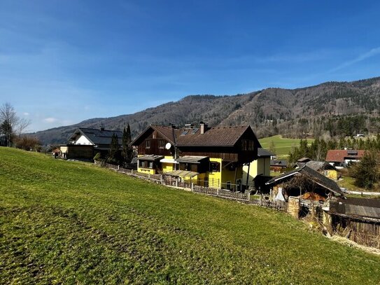 Zwischen Mondsee und Attersee: Charmantes Wohnhaus für zwei Familien in idyllischer Lage