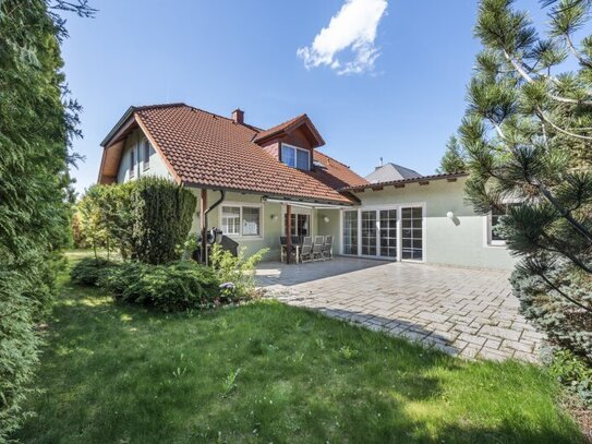 Großzügiges Familiendomizil mit uneinsichtigem Garten, Hallenbad, Sauna und Garage für 2 PKW