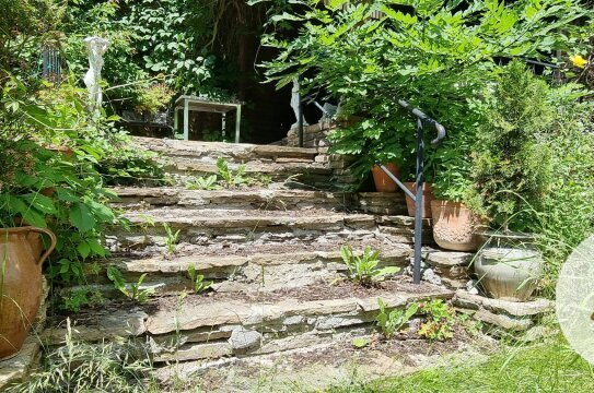 Haus mit kleinem Geschäftslokal und idyllischem Garten und Garagen- Kauf oder Tausch gegen Wohnung möglich!