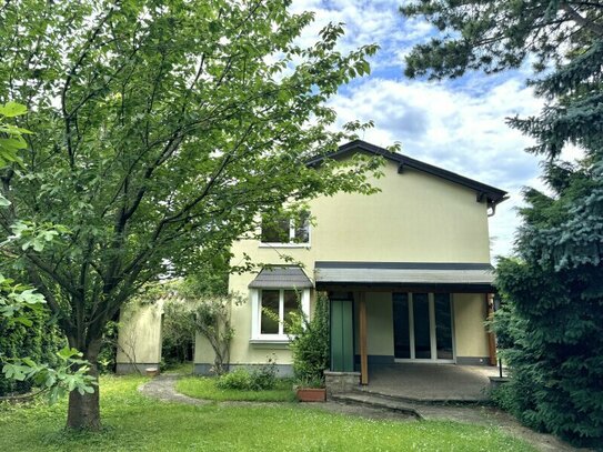 Idyllisches Wohnen! Einfamilienhaus mit uneinsehbarem Garten in absoluter Ruhelage am Laaer Berg