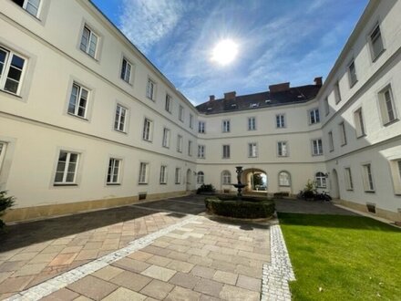 wunderschöne Altbaumietwohnung mit möblierter Küche zu vermieten