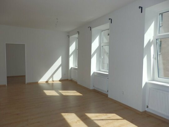 Sonnige, großzügige 2 Zimmer Altbauwohnung - nahe äußere Mariahilfer Straße - TOLLE AUFTEILUNG !!