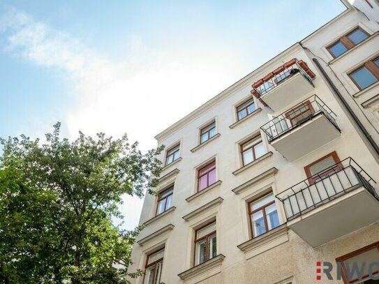 MITTEN IM SIEBTEN | Ost/West ausgerichteter Stil-Altbau mit Balkon | Grünblick | Prachtvolles Jahrhundertwende-Haus