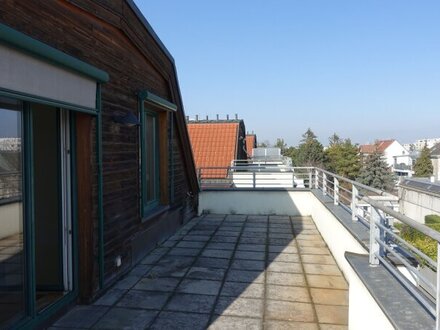 Dachgeschoß-Maisonette mit 2 Terrassen und herrlichem Weitblick - fußläufig zur U-Bahn.