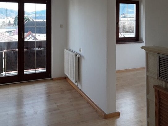 Eine 3 Zimmer -Wohnung ca. 90 m²,und ca. 11m² Balkon, ca. 40 m² Gärtchen und 1 PKW-Stellplatz.