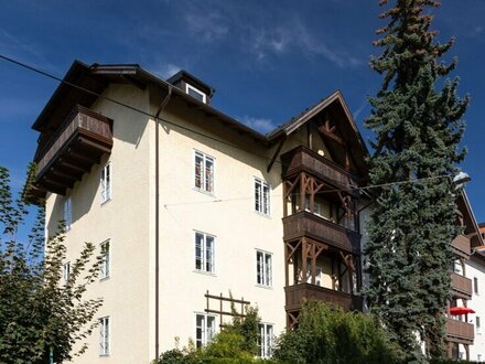 ELISABETHVORSTADT: Traumhaftes Loft (2,5 Zimmer) in Ceconi-Villa mit Balkonen und Gebirgsblick
