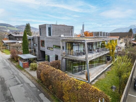 Architektenhaus mit Parkplatz und zweistöckiger Veranda