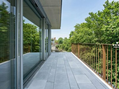 CHIPPERFIELD APARTMENTS: Erstbezugsapartment mit Freifläche im Grünen