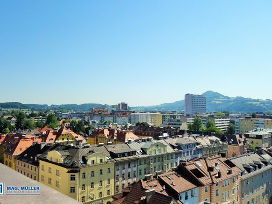 Über den Dächern mit Gaisbergblick! Top-renovierte 2-ZI-Wohnung mit riesiger 30 m² Panoramaterrasse - nahe Salzachkai