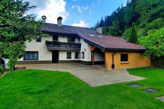 Neuwertige, generalsanierte Eigentumswohnung mit Garten und Carport