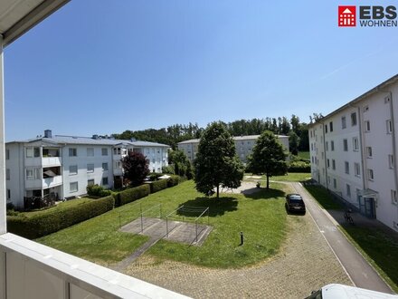 Heimkommen und wohlfühlen! Sehr schöne 3-Raumwohnung mit Loggia, Parkplatz und Keller in naturnaher Grünlage!