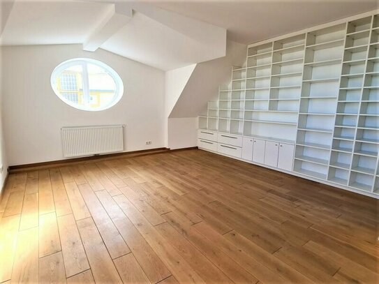 STUDENT/INNEN, klimatisierte 113 m² Dachgeschoß-Maisonette, 3 Zimmer, 3er-WG-geeignet, 8 m² Terr./Balkon, Küche, 2 Bäde…