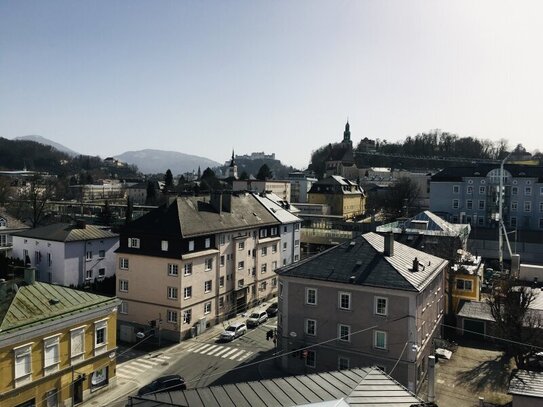 Hippe 3 Zi. Dachgeschosseckwohnung mit Loggia - über den Dächern von Salzburg Mülln - nahe LKH