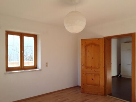 Eine 4 Zimmer- Wohnung mit Gärtchen in einer kleinen Siedlung mit Weitblick