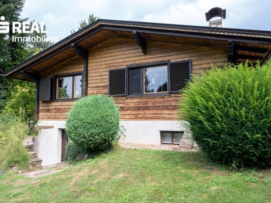 Wunderschöne Holzblockhütte in absoluter Ruhelage zu kaufen - 84m², Doppelgarage, Gartenhütte, bewohnbarer Keller mit s…