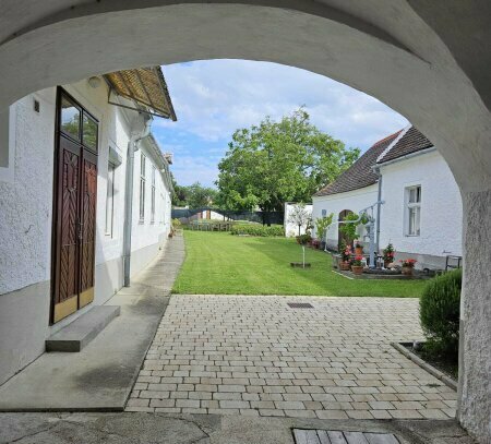 Charmantes burgenländisches Anwesen: Traditioneller Streckhof mit Weinkeller und Nebengebäude