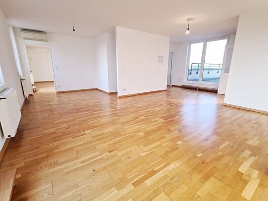 DACHGESCHOSS, UNBEFRISTET, klimatisierte 94 m2 Neubau mit 57 m2 Terrasse, Wohnküche, 2 Zimmer, Wannenbad, Parketten, Ho…