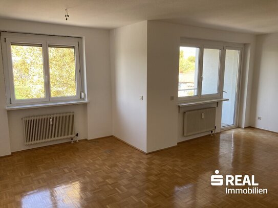 Großzügige helle 4 Zimmer Wohnung mit Loggia und tollem Ausblick