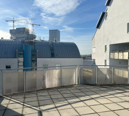 Der Sonne entgegen: Außergewöhnliche Dachgeschoß-Maisonette mit Dachterrasse, Klimaanlage, Pool/Wellness.