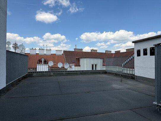 Erstbezugs DG-Wohnung o. Dachschrägen I ca. 35m² große Dachterrasse Innenhof liegend I Luftwärmepumpe, Klimaanlage u.v.…
