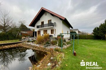 Saniertes, schnuckeliges Einfamilienhaus mit 7-Zimmer, Terrasse und Schwimmteich