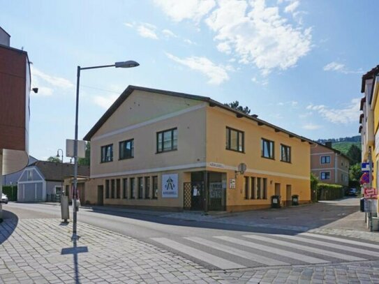 Wohn- und Geschäftshaus mit Nebengebäuden und Garten im Ortszentrum von Maria Anzbach