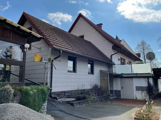 Geräumiges Satteldachhaus mit Sonnenterrasse und Garage in Ortsrandlage