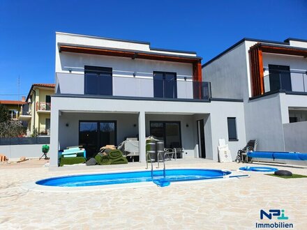 2 von 2 Luxus Doppelhaushälften + mit Pool + Garten + Klimaanlage + Sonnig Südseitig + Strandnähe + Sofortbezug