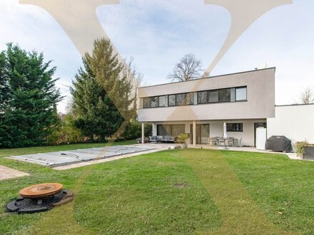 Architektenvilla mit idyllischem Eigengarten, Pool und privatem Steg zum Mühlbach in Trauner Bestlage zu verkaufen!