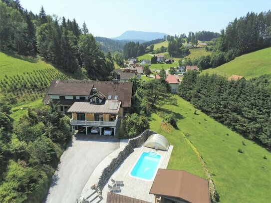 Sehr gepflegtes Zweifamilienhaus mit Poolanlage auf ca. 2 ha Sonnengrund