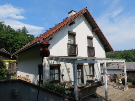 Nicht nur 4 WÄNDE sondern ein ZUHAUSE mit wunderschönem Garten und Schwimmteich!