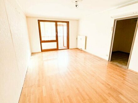 Absolut ruhig! 68 m2 sanierungsbedürftige zwei Zimmer Wohnung mit Loggia zu verkaufen! Nähe Dresdner Straße U-Bahn