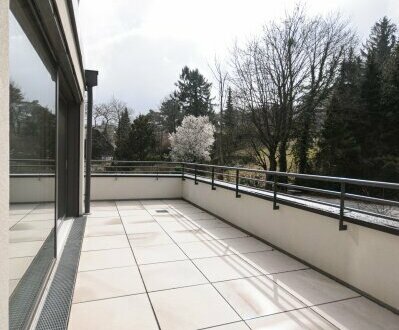 EXQUISITE DACHTERRASSEN-WOHNUNG MIT BLICK ÜBER DIE STADT SOWIE AUF DIE WEINBERGE