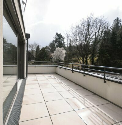 EXQUISITE DACHTERRASSEN-WOHNUNG MIT BLICK ÜBER DIE STADT SOWIE AUF DIE WEINBERGE