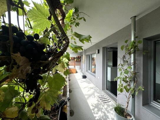 Moderne Neubauwohnung mit südseitigem Balkon, Garten und Garagenplatz!