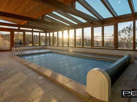 KIRCHSCHLAG: Exklusives Einfamilienhaus mit Indoor-Pool und atemberaubendem Ausblick