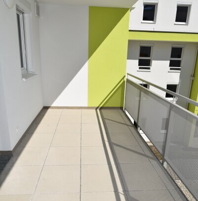 Ideale Hofruhelage! Neuwertige 2 Zimmer Wohnung mit großer Loggia!