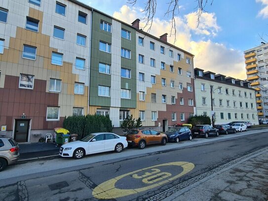 Ältere, aber räumlich gut eingeteilte Eigentumswohnung mit Westbalkon samt Blick ins Grüne.