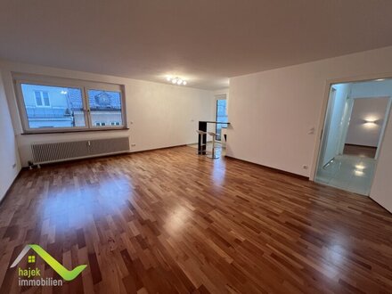 Zentrale Stadtwohnung im Dachgeschoss mit Tiefgarage,Balkon und Lift