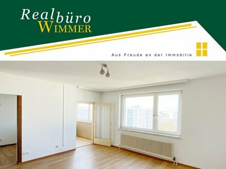 Sehr helle 1-Zimmer-Wohnung mit verglaster Loggia im obersten Geschoss