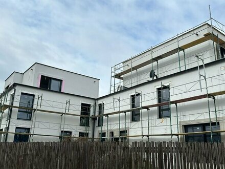 Neubau in idyllischer Lage: Moderne Doppelhaushälfte mit Garten, Terrasse und Stellplätzen