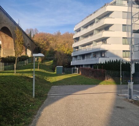 Sonnig und modern mit Balkon und Grünblick!