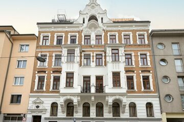 ERSTBEZUG nach Sanierung | Luxuriöse Stilaltbauwohnung | Süd-Balkon | Prachtvolles Jahrhundertwende-Haus | Nähe Schloss Schönbrunn