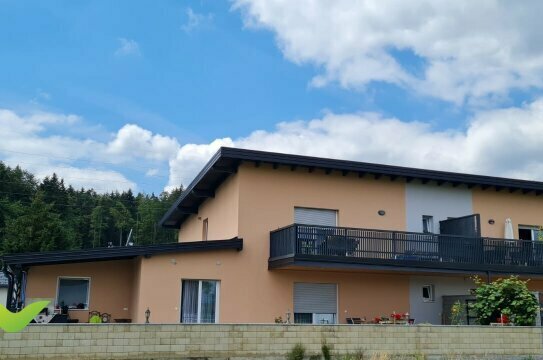 3-Zimmerwohnung mit Traumterrasse und zwei Parkplätzen in absoluter Ruhelage