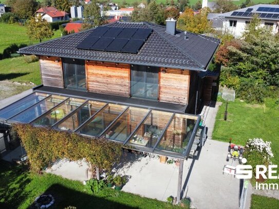 Neuwertiges Scandinavian Blockhaus mit traumhafter überdachter Terrasse in Pram