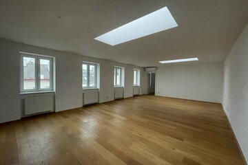 Bennogasse: Große 5 Zimmer im frisch ausgebauten Dachgeschoss mit Balkon!