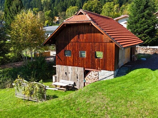 Großzügiges Baugrundstück mit charmantem Holzgebäude – Ihre Chance für individuelle Wohnträume in Steindorf am Ossiache…