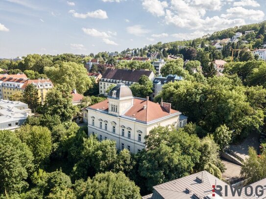 Sanierungsbedürftige Stilaltbauwohnung mit 2 Zimmern, ca. 4,40m Raumhöhe & Südbalkon in herrschaftlicher Villa | KFZ-St…