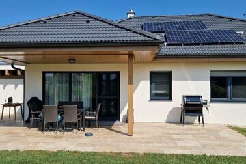 Im Vorjahr bezogener, lichtdurchfluteter, barrierefreier 112m² Bungalow auf 959m² eingezäuntem Sonnengrund